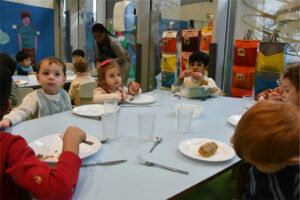 Enfants à la cantine