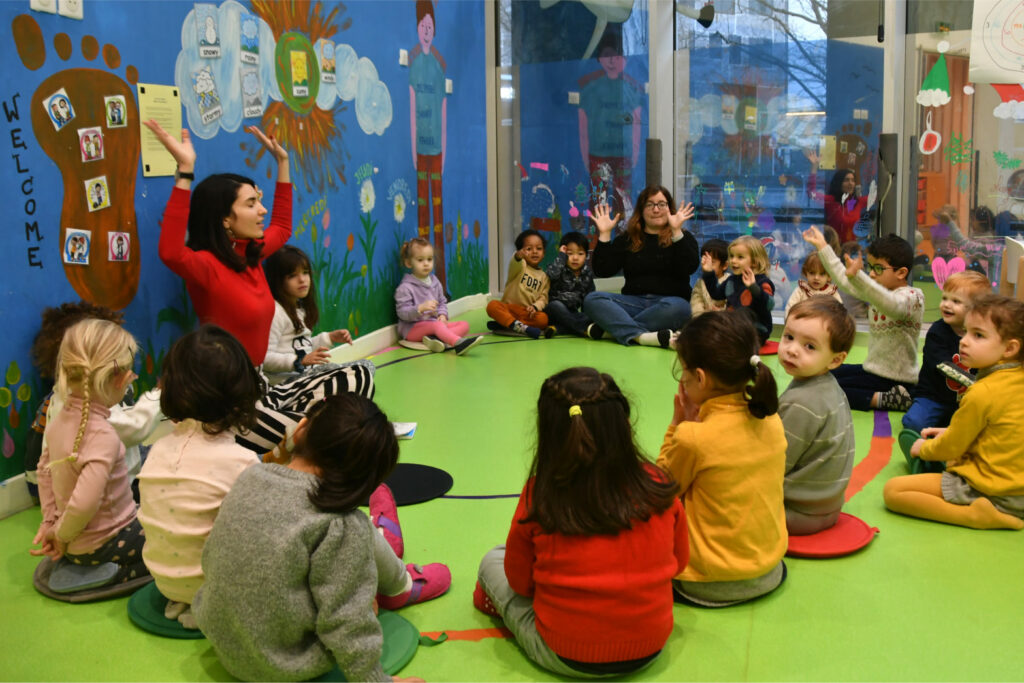 Les enfants chantent à l'École Arco Iris