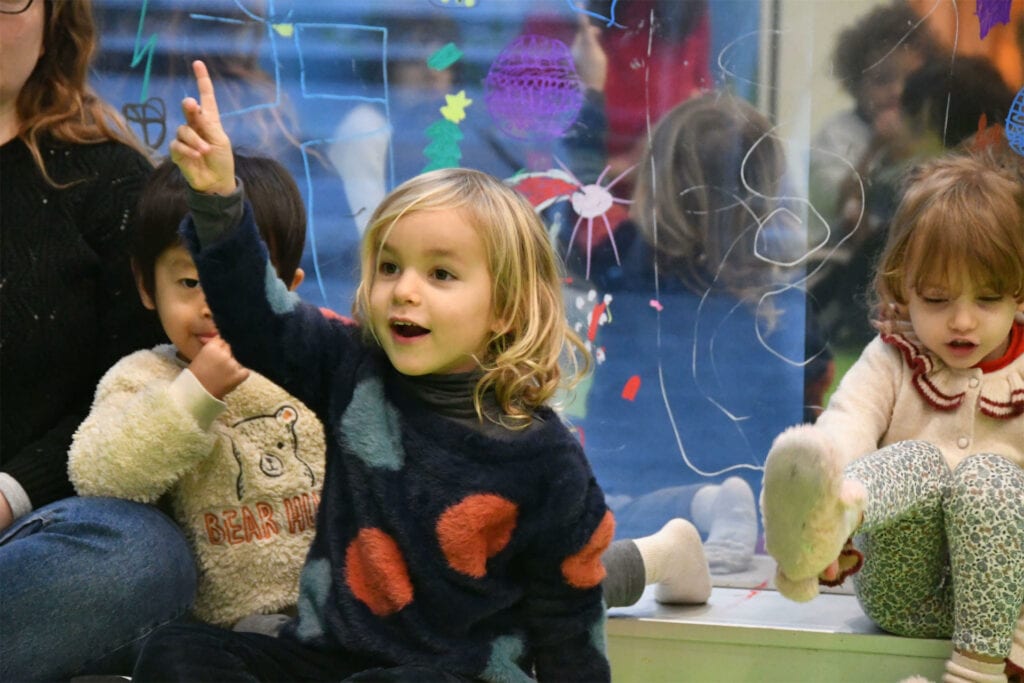 Un enfant levant la main