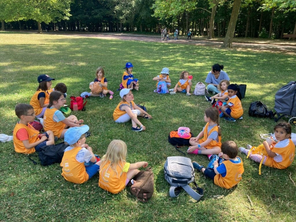 Enfants en cercle dans un parc