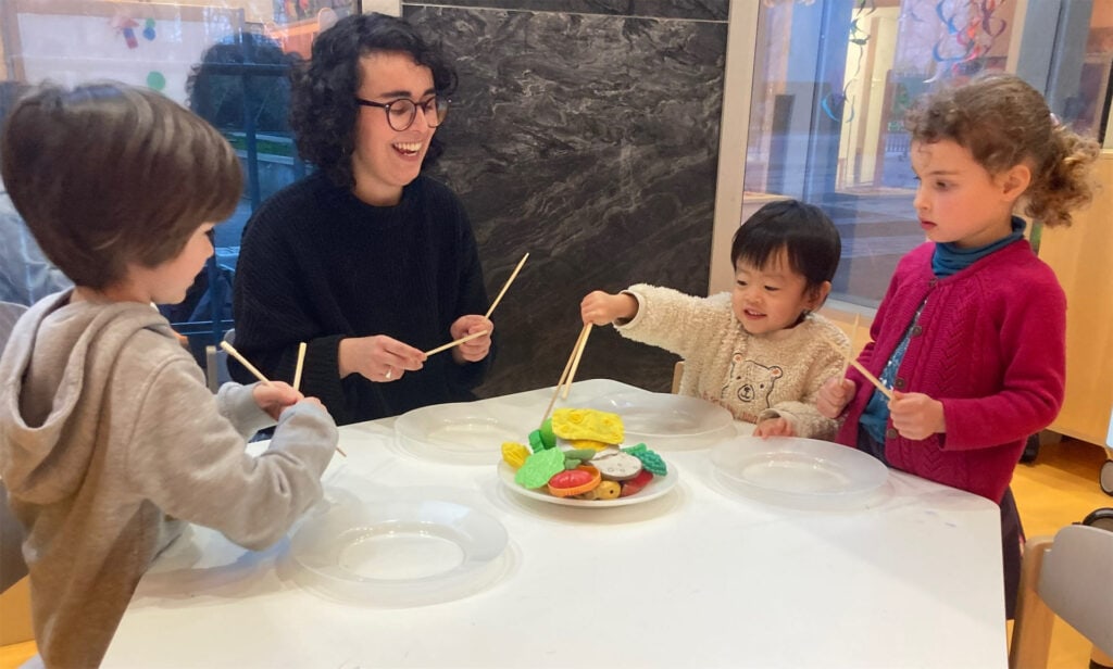 Enfants autours d'une table