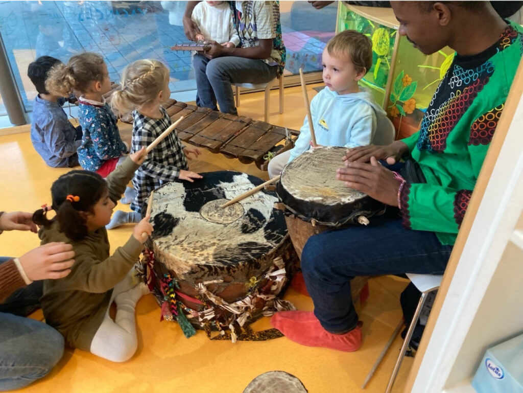 Enfants avec des instruments de musique.