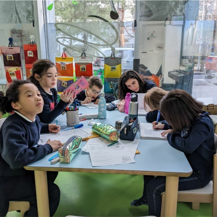 Enfants autours de la table